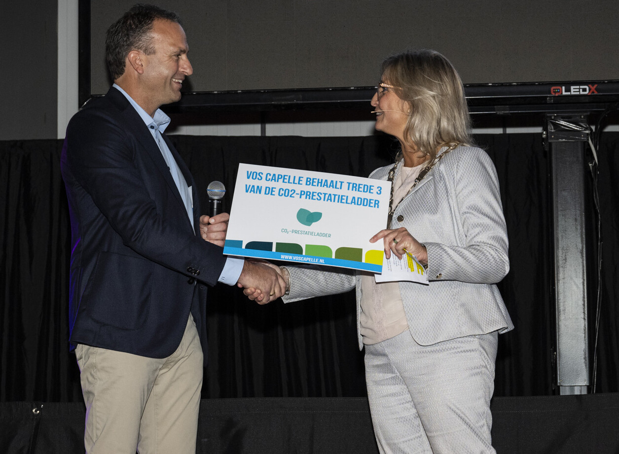 Burgemeester Ausems reikte tijdens ons 80-jarig jubileum de bevestiging van ons certificaat uit