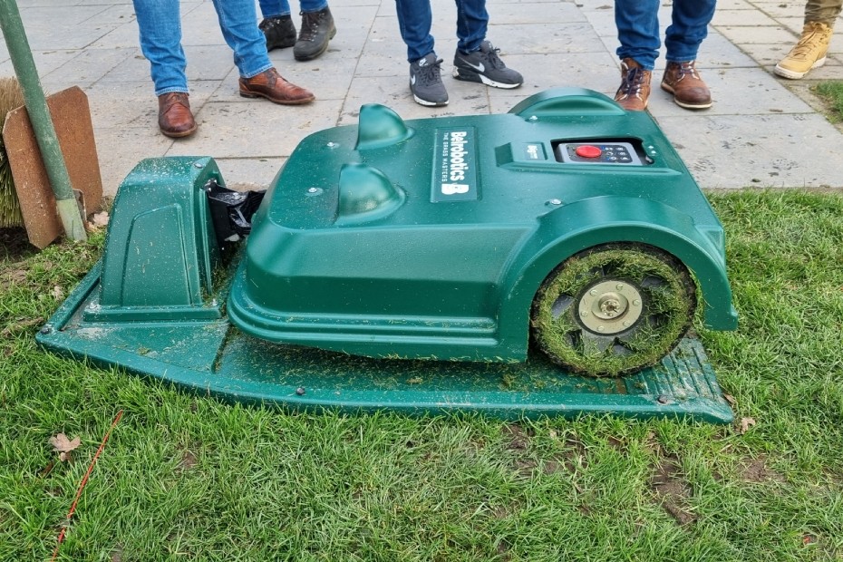 WiseNav 4.7 tilt robotmaaien  naar hoger niveau