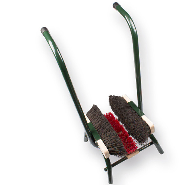 Voetenveger staand met 3 borstels