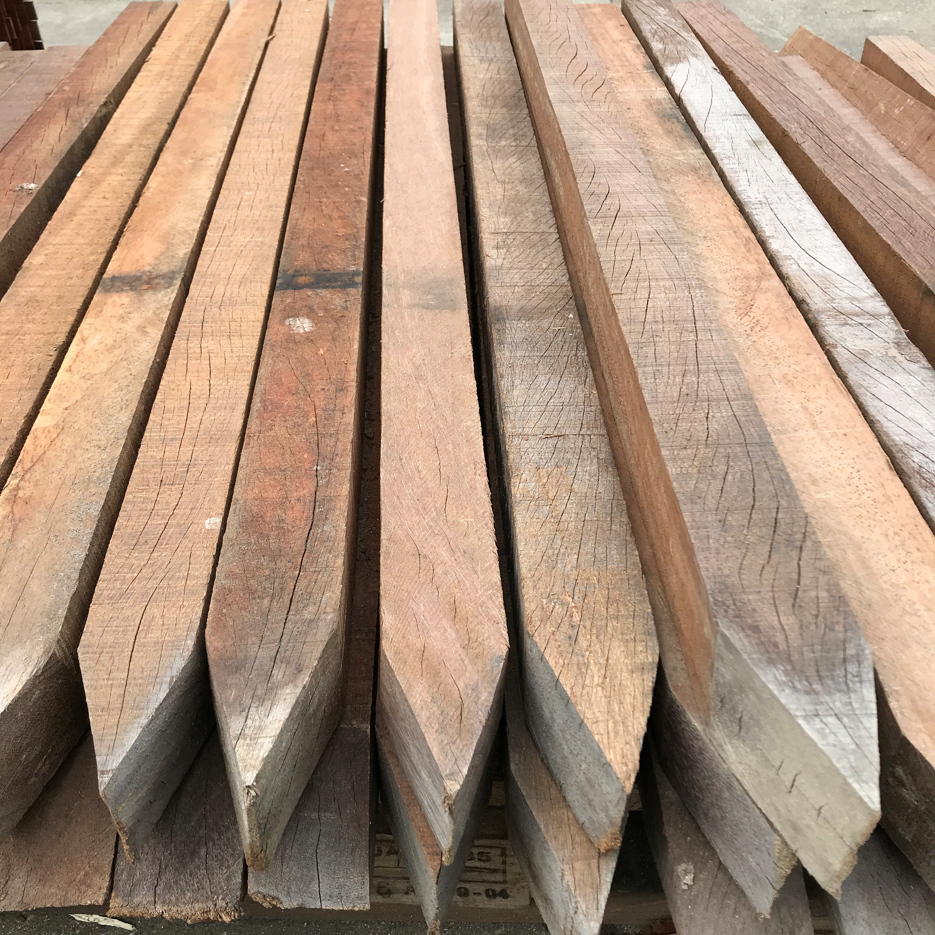 Hardhouten palen ruw