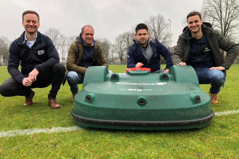 Handjes in de lucht voor maairobots in Waalwijk